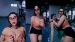 Miya Toge di Kolam Renang Bareng Bestie