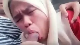 Disepongin Cewek Berkerudung di Mobil