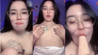 Host Kacamata Binal Kepengin Ngemut Punyamu