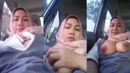Tante Jilbab Pamer Toket Sambil Naik Mobil