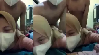 Cewe Jilbab Lagi Tiduran Kena Doggy