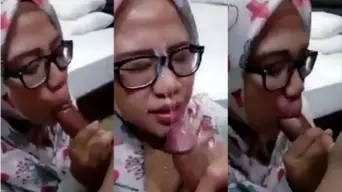 Mahasiswi Hijab Nyepong Crot Dimuka